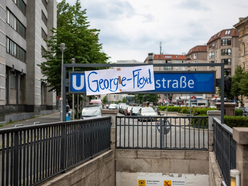 Das Schild der BVG-Station Mohrenstraße ist überklebt.