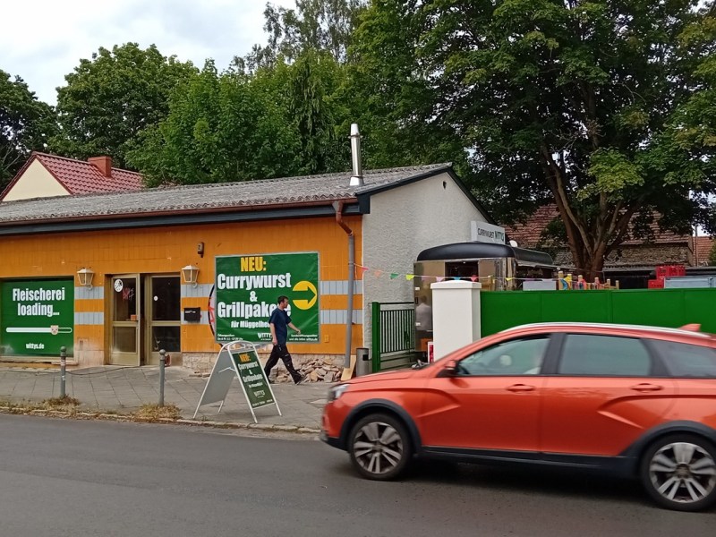 Außenansicht eines Currywurst-Imbisses in Berlin-Müggelheim.