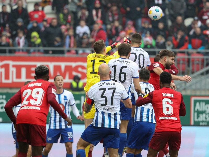 Tjark Ernst von Hertha BSC faustet einen Eckball weg.