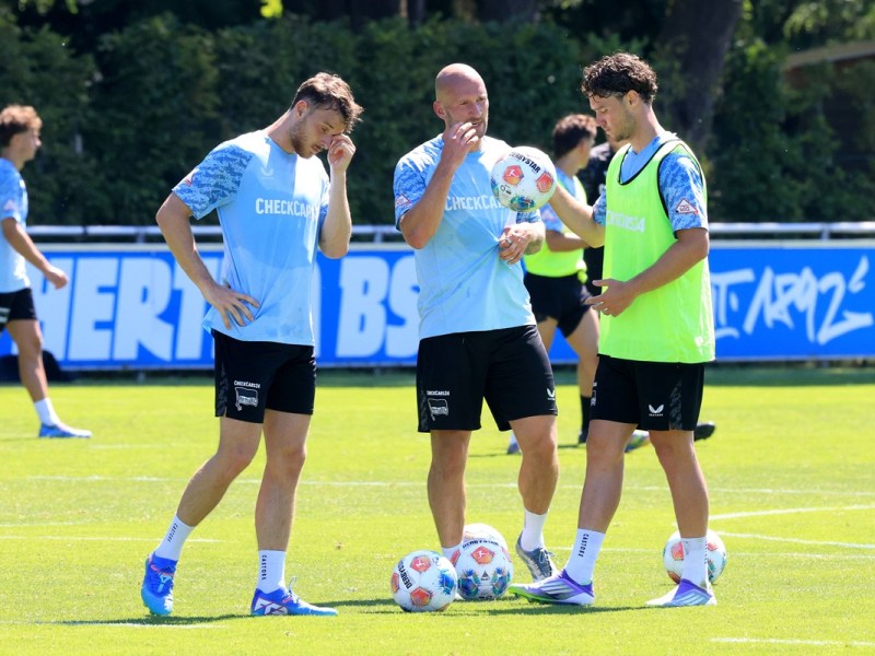 Drei Spieler von Hertha BSC besprechen sich im Training.