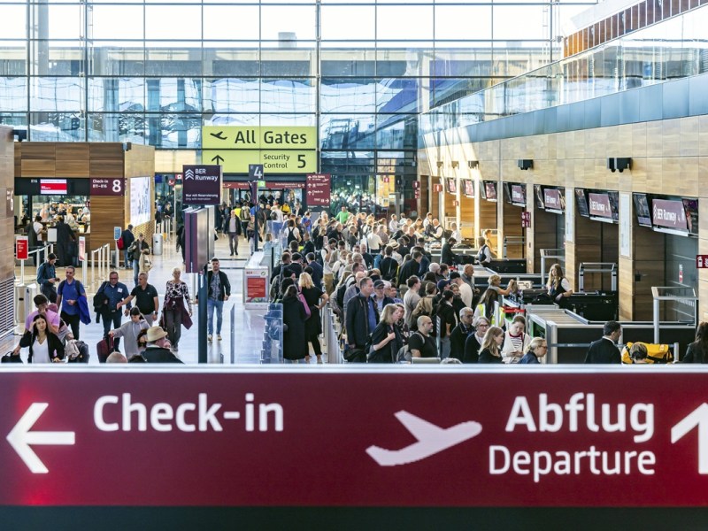 Mega-Andrang am Flughafen BER – Betreiber ergreifen Maßnahmen