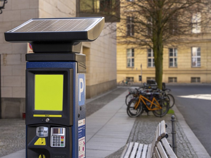 Parkautomaten haben auf dem Gehweg nichts zu suchen! Klartext-Ansage von Berliner Fußgänger-Aktivist
