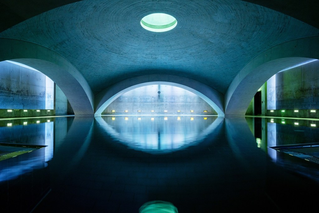 Futuristisches Schwimmbecken
