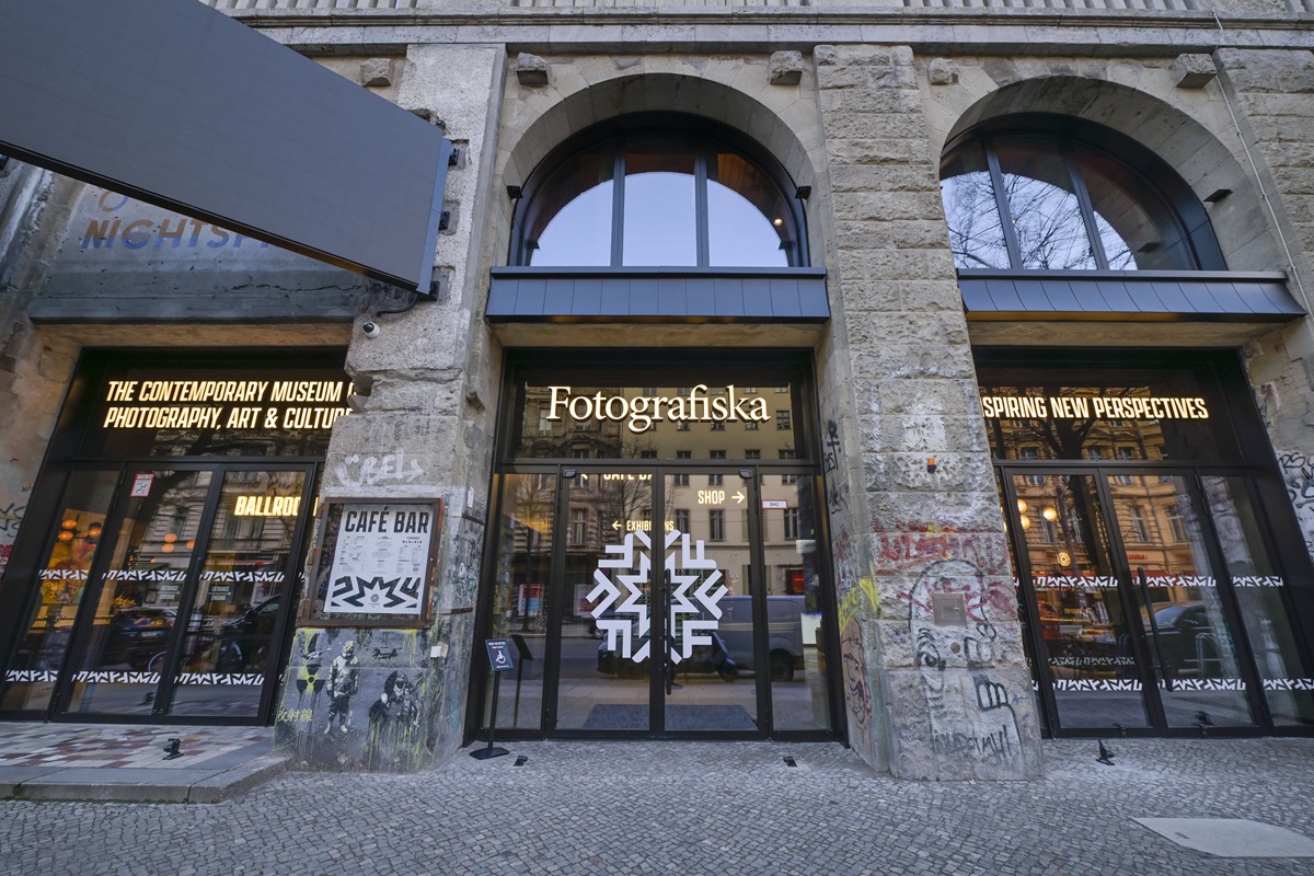 Die Fassade des Museums Fotografiska in Berlin.