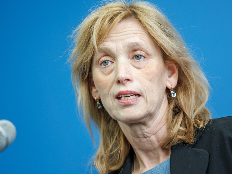 Extremismus, Sprachprobleme, Schulfrust: Bildungsministerin Karin Prien (CDU) sieht eine Ursache dafür bei Kindern mit Migrationshintergrund und hält eine Obergrenze an Schulen für 