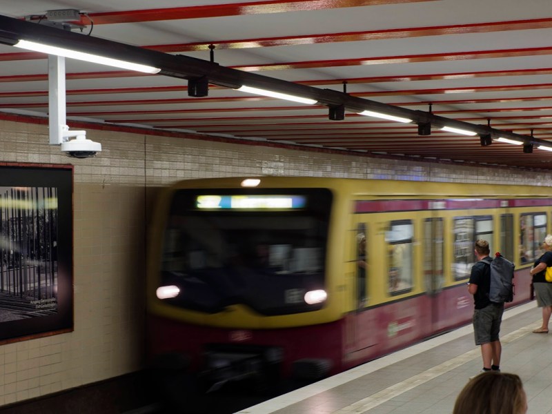 Ein Zug der S-Bahn Berlin fährt im Nordbahnhof ein.