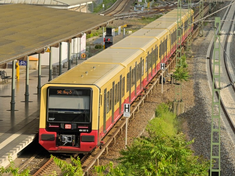 Ein Zug der S-Bahn Berlin fährt in eine Station ein.