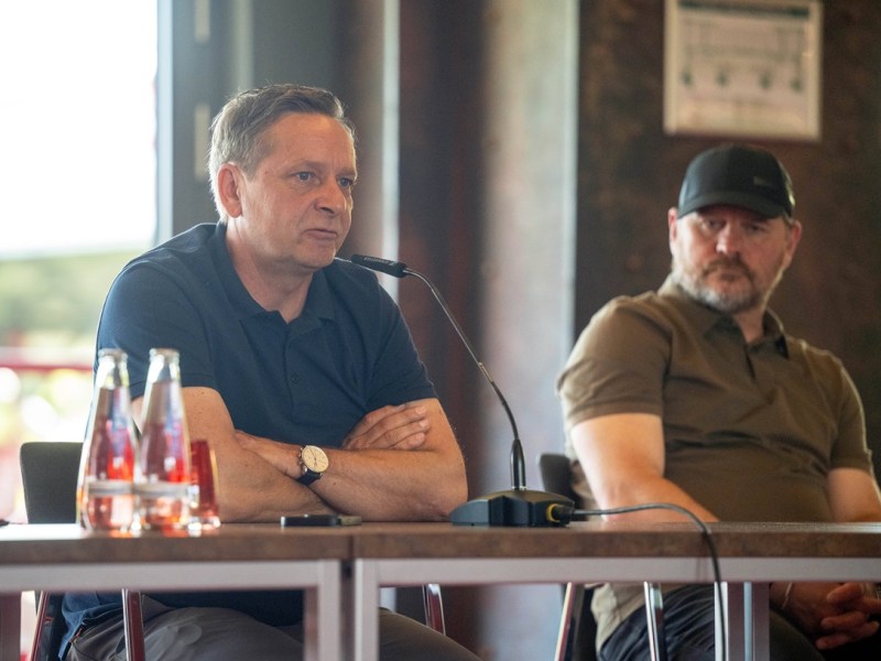 Horst Heldt und Steffen Baumgart von Union Berlin in einer Pressekonferenz.