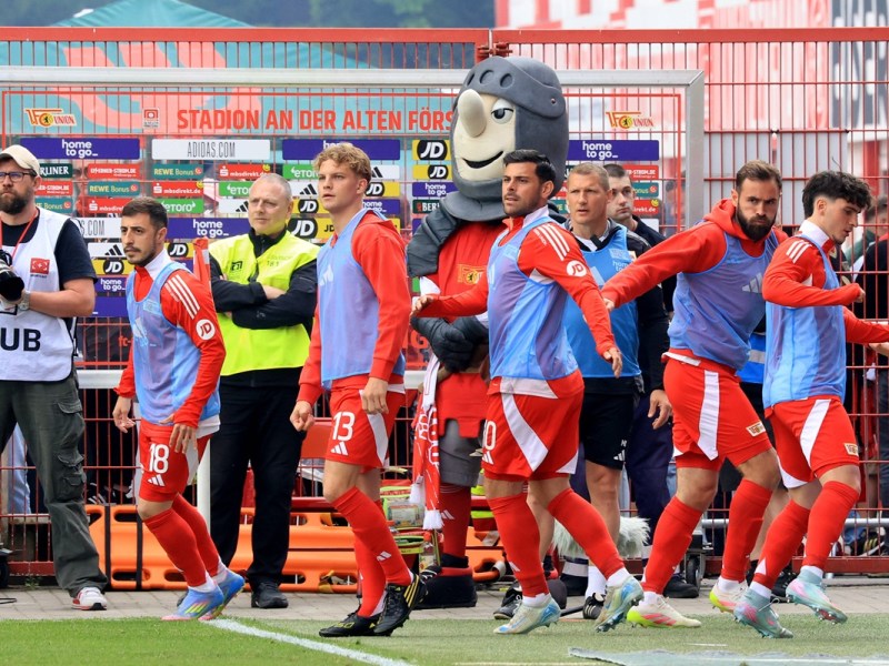 Einige Spieler von Union Berlin machen sich vor dem Training warm.