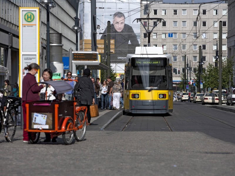 Viel Verkehr in der Dircksenstraße in Berlin.