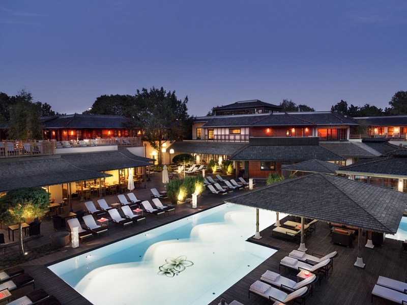 Therme von außen bei Nacht