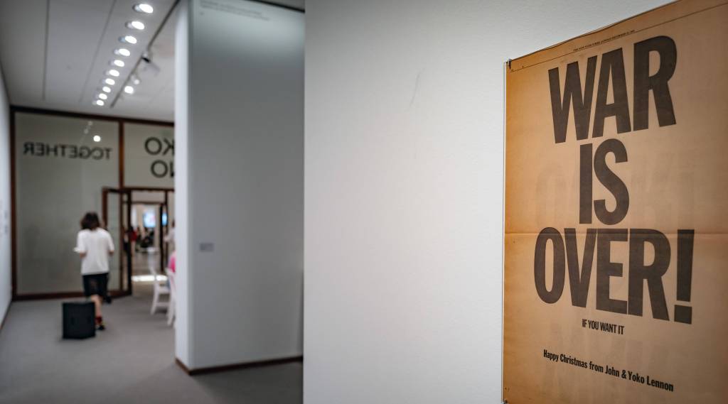 "War is over" Plakat an weißer Wand